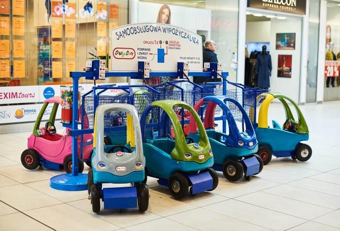 Supermarket trolley in shape of a car